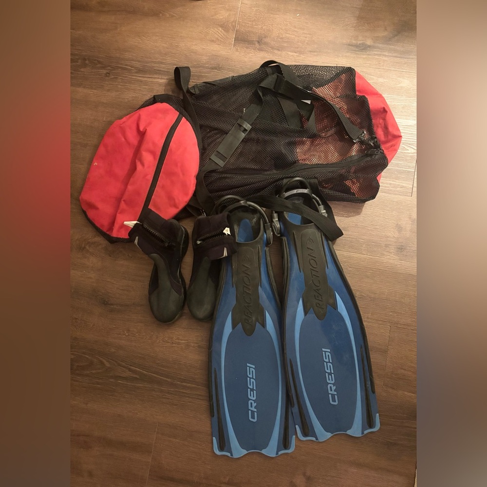 Cressi Snorkeling Fins M-L + Mares Boots Men’s 8 (Womens 9.5) + Mesh Bag